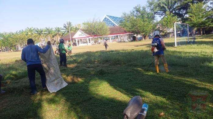 Persiapan Upacara HUT RI Ke-78 di Kabupaten Mamuju, DLHK Lakukan Pembersihan Lapangan Ahmad Kirang