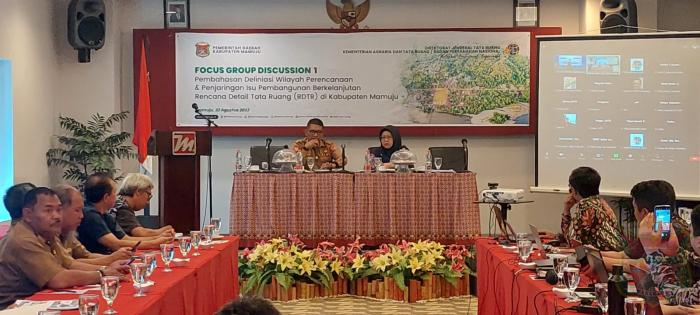 HADIRI RAPAT RENCANA DETAIL TATA RUANG (RDTR) DI KABUPATEN MAMUJU,  KEPALA DINAS DLHK SAMPAIKAN BEBERAPA ISU PEMBANGUNAN BERKELANJUTAN