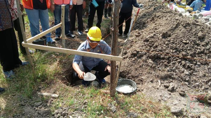 Kepala Bidang Kebersihan DLHK Menghadiri Peletakkan Batu Pertama Pembangunan  TPS 3R di Papalang